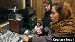 Două femei afgane lucrează într-un studio al Vocii Femeilor (Voice of Women), primul post de radio din Afganistan dedicat intereselor femeilor, la Kabul, în 2005.