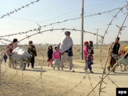 Afghan families crossing into Afghanistan through the Pakistani border at Chaman before the fence was constructed.