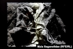 Архівне фото. Руки страченого НКВД під Смоленськом у 1940 році польського офіцера. Дослідники кажуть про майже 22 тисячі убитих в СРСР польських військових. Катинь – одне з місць масових страт. 10 квітня 2010 року біля цього місця в авіакатастрофі загинуло все військово-політичне керівництво Польщі, яке летіло на меморіальні заходи.