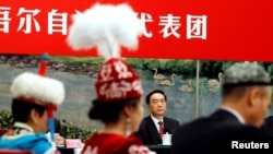 Шинжаң-уйгур автоном районунун партиялык жетекчиси Чэнь Цюаньго (ортодо) Компартия курултайында. Бээжин, 19-октябрь, 2017-жыл.