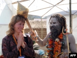 Символическое благословение иностранной туристки в Индии. Харидуар, 11 февраля 2010 года.