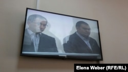 Бывший аким Карагандинской области Бауржан Абдишев (слева) на скамье подсудимых по делу о коррупции. Караганда, 10 августа 2015 года.