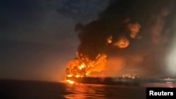 Flăcări și fum dens se ridică dintr-un tanc petrolier după atacuri revendicate de Ucraina în Marea Neagră, lângă strâmtoarea Bosfor din Turcia. 28 noiembrie 2025.