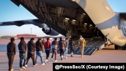Miqrantlar ABŞ-dən hərbi təyyarə ilə deportasiya olunurlar.