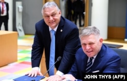 Прем’єр-міністр Угорщини Віктор Орбан і очільник уряду Словаччини Роберт Фіцо під час саміту лідерів Євросоюзу. Брюссель, 22 березня 2024 року