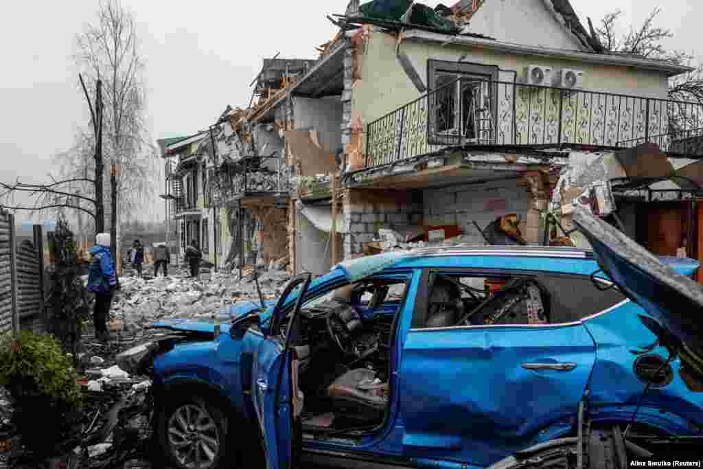 Kyiv civarındaki Ğostomelde soqaq martnıñ 19-nda gece ücüminden soñ.Martnıñ 18-nde ateşniñ qısmen toqtatıluvı aqqında ilân etildi, Kreml ABD prezidenti Donald Trump ve Rusiye prezidenti Vladimir Putinniñ telefon subetinden soñ «energetika ve infrastruktura» obyektlerine qarşı ücümlerni toqtatmağa vade etken edi