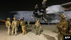 Франциянын аскерлери француз жана ооган жарандарын чыгарып кетүүдө коопсуздукту сактоо үчүн Кабул аэропортунда турушат. 17-август, 2021-жыл. 