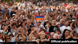 Հայերը Լոս Անջելեսում՝ վարչապետ Նիկոլ Փաշինյանի ելույթի ժամանակ, 22-ը սեպտեմբերի, 2019թ․