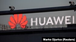 Camere de supraveghere în fața unui logo al Huawei la Belgrad/Serbia - 11 august 2020.