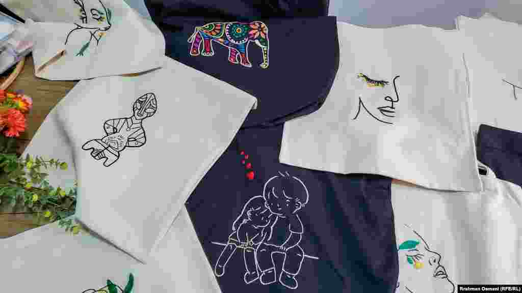 Pored vezenih ručnih radova na tkanini, žene u ovom centru izrađuju i vezene torbe.