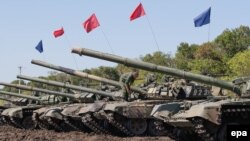 Танки бойовиків угруповання «ДНР» біля окупованого Торезу. 29 серпня 2016 року