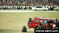 ارشیف: د طالبانو په لومړۍ دوره کې پر یوه کس د قصاص حدود تطبیق شوي وو. 13 March, 1998