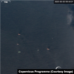 Стоянка танкерів у Фінській затоці, на якій відбувалася перевалка нафти. Супутниковий знімок 3 травня 2025 року