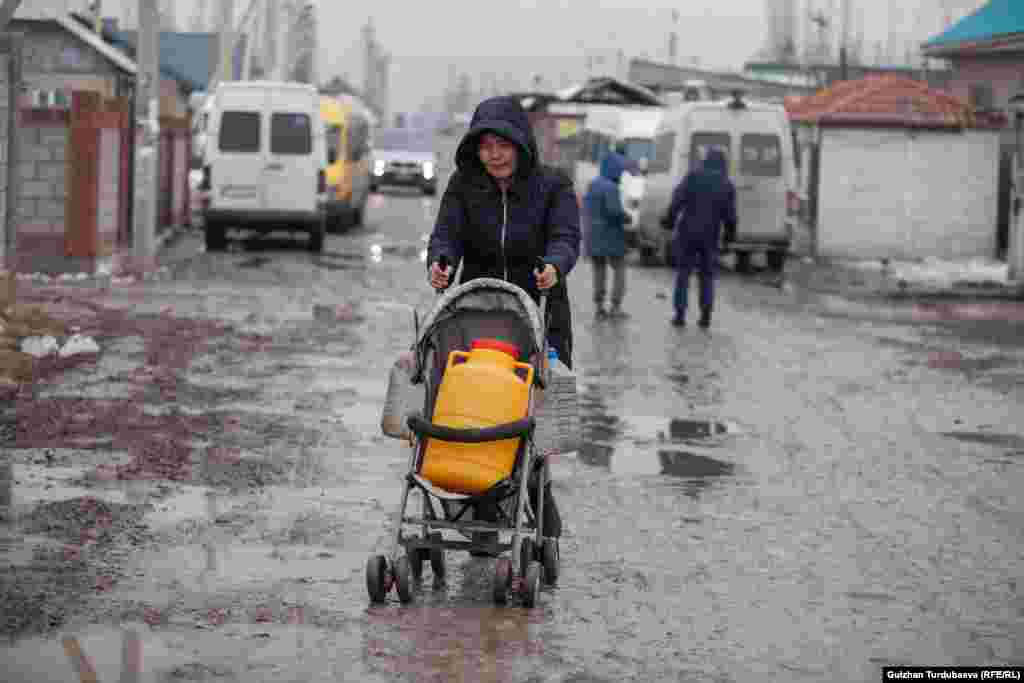 Бала эмес, суу ташыган коляска.&nbsp;