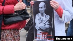 Плакат на антивоєнному мітингу у Москві. Березень 2014 року