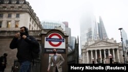 Гражданите в Англия вече ще могат да се срещат с шестима души от две домакинства, след като от понеделник ограничителните мерки бяха облекчени