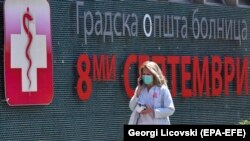 Здравстен работник за заштитна маска пред градската болница 8 Септември во Скопје