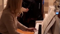 Navalny Supporter Defiantly Plays Piano As Russian Police Raid Her Home