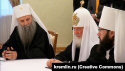 Патріарх РПЦ Кирило (Володимир Гундяєв) із так званим розумним годинником Apple Watch на руці