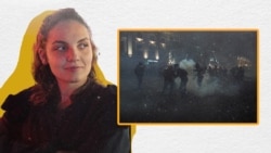 Salome Zandukeli și o prietenă au fost înconjurate de polițiști și bătute după ce au fugit de la locul protestelor din Tbilisi, pe 2 decembrie 2024. 