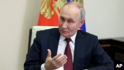 Vladimir Putin în timpul interviului din 24 februarie 2025, în care a spus că Europa trebuie să fie invitată, la timpul potrivit, la discuțiile despre pace în Ucraina.