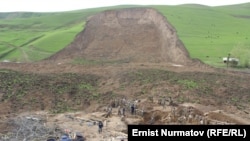 Өзгөндүн Аюу айылында 2017-жылы болгон жер көчкү. Иллюстрациялык сүрөт.