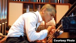 Музыкант исполняет "Рапсодию в
стиле блюз"  Гершвина, Казахстан, Алматы, май 2012 года. 