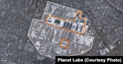 Baza Asipovici, fotografiată pe 24 februarie 2025. Clădirile noi și reconstruite sunt evidențiate cu portocaliu.