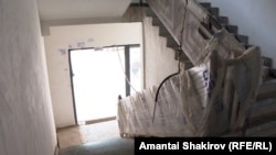 "Аалам Строй" курган көп кабаттуу үйлөрдүн биринин кире бериши. 26-май, 2025-жыл.