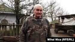 Gheorghe Puflea, localnic din Plauru, Tulcea. Suflul exploziilor din portul ucrainean Izmail, aflat la 300 de metri distanță, i-a spart geamurile casei care se vede în plan secund.