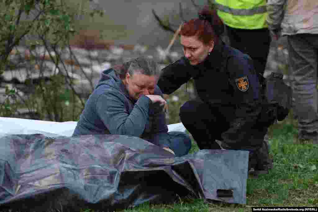 Психологині ДСНС біля жінки, яка втратила близьку людину внаслідок влучання російської ракети в житловий будинок у Святошинському районі. Київ, 24 квітня 2025 року 