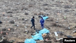 Рятувальники серед накритих тіл загиблих у катастрофі біля Актау, Казахстан, 25 грудня 2024 року