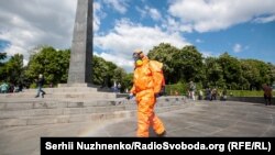 Заходи з дезінфекції здійснюються щогодини на Алеї Героїв Крут та на території парку Вічної Слави