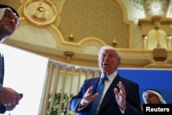 Дональд Трамп и наследный принц Абу-Даби шейх Халед бин Мохамед бин Заид Аль Нахайян посещают бизнес-форум во дворце Каср Аль-Ватан. Объединенные Арабские Эмираты, 16 мая 2025 года