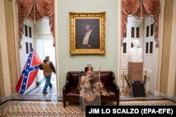 Suporteri ai președintelui Trump în clădirea Senatului, după ce au luat cu asalt Congresul, Washington, 6 ianuarie, 2021.