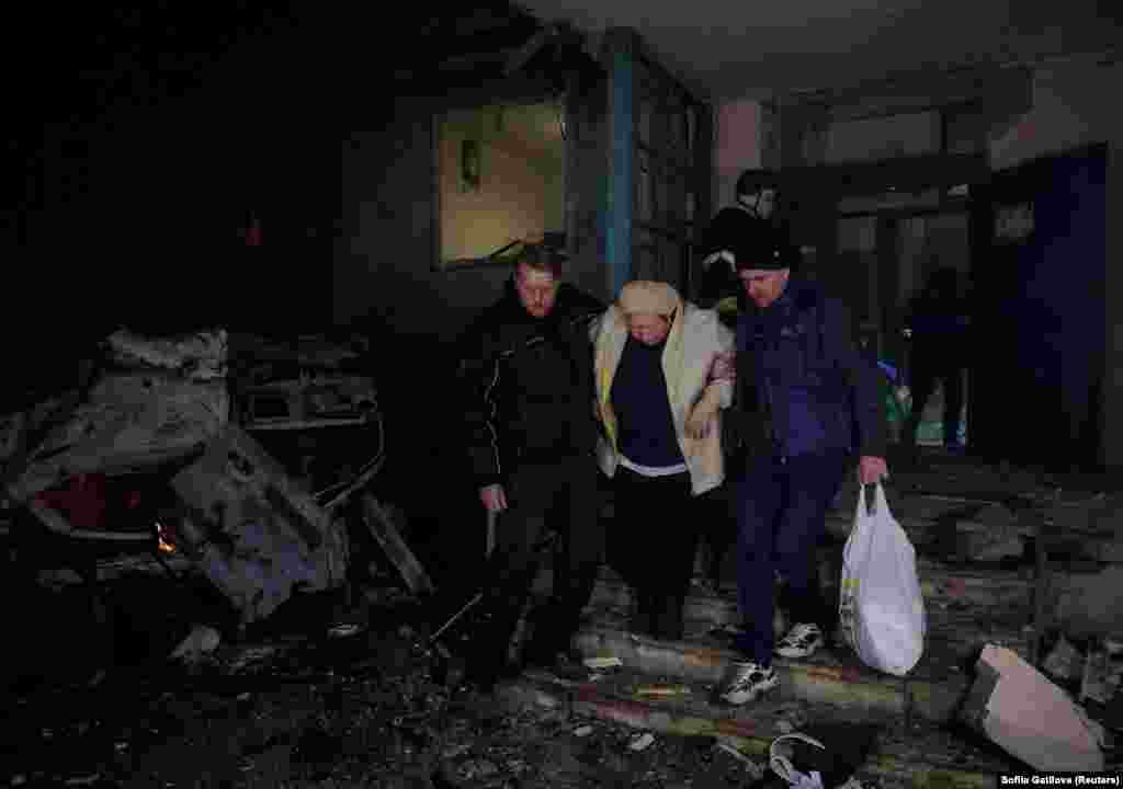 Жыхары Харкава эвакуююцца з шматпавярховага будынку, пашкоджанага расейскім абстрэлам