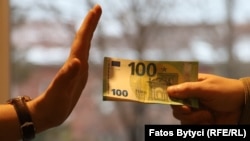 Imagine generică - multe dintre dosarele de corupție au plecat de la dezvăluiri ale avertizorilor de integritate privind șpăgile. 