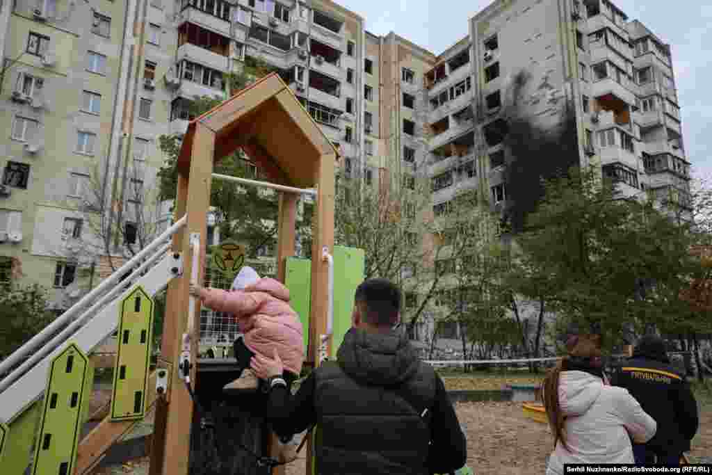 Батьки вийшли з дитиною на майданчик після нічної атаки