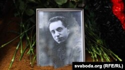 Перапахаваньне парэшткаў Зьмітрака Бядулі на Ўсходніх могілках. Менск. 3 лістапада 2020 