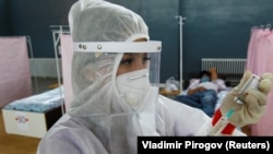 Кыргызстандагы дарыгерлердин бири. 