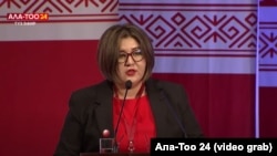 Нура Курманбекова Бишкекте өткөн II Элдик курултайда сөз сүйлөп жатат. 15-декабрь, 2023-жыл.