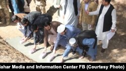 والی و برخی دیگر از مقام‌های ولایت کندهار در مراسم افتتاح کار ساخت بخش اول بند دهله