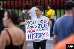 Мужчина держит табличку с выражением своей признательности президенту США Джо Байдену на Пенсильвания-авеню перед Белым домом в Вашингтоне, округ Колумбия, 21 июля 2024 года