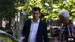 Кирил Петков од партијата „Продолжуваме со промените“ која освои најмногу гласови на третите годинава парламентарни избори што се одржаа во Бугарија