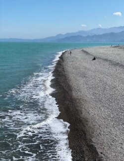 Люди насолоджуються сонцем на набережній Батумі в прекрасний квітневий день