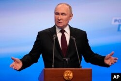 Vladimir Putin a fost reales președinte al Rusiei în alegerile din martie, care s-au organizat în lipsa opoziției, scoase sistematic din cursă. Scrutinul s-a ținut și în teritoriile ocupate ale Ucrainei, unde oamenii au votat cu forța.