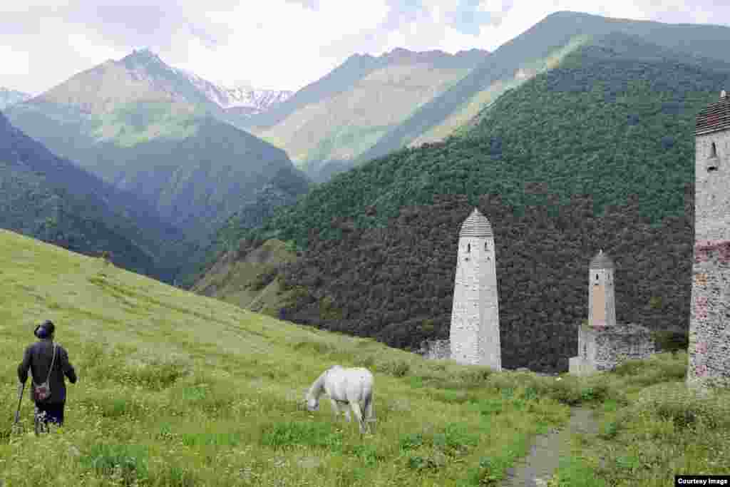 Порой возле башен встречаются пастухи. Они зовут гостей на "чай", который на поверку оказывается сытным обедом