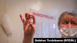 Кыргызстан коронавируска каршы  29-марттан тарта кытай вакцинасы менен эмдөөнү баштаган. 