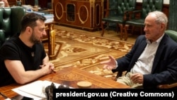 Президентът на Украйна Володимир Зеленски и сенатор Джим Риш на среща в Украйна, Киев, 26 юни 2022 г. 