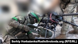 Бійці 20-ї бригади «Любарт» 1-го корпусу НГУ «Азов» готують до зльоту дрон «Вампір», листопад 2025 року, Покровський напрямок